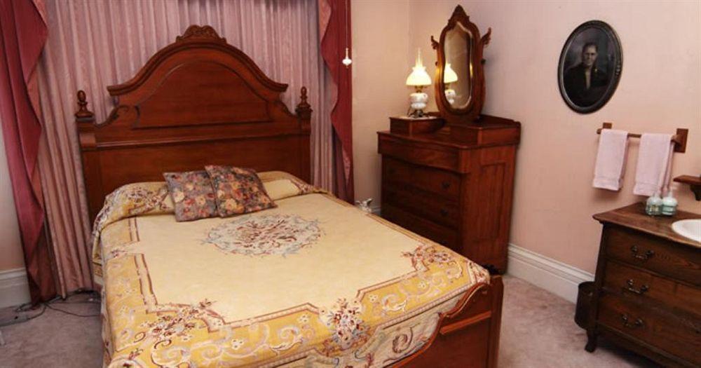 Munro House Bed And Breakfast Jonesville Экстерьер фото