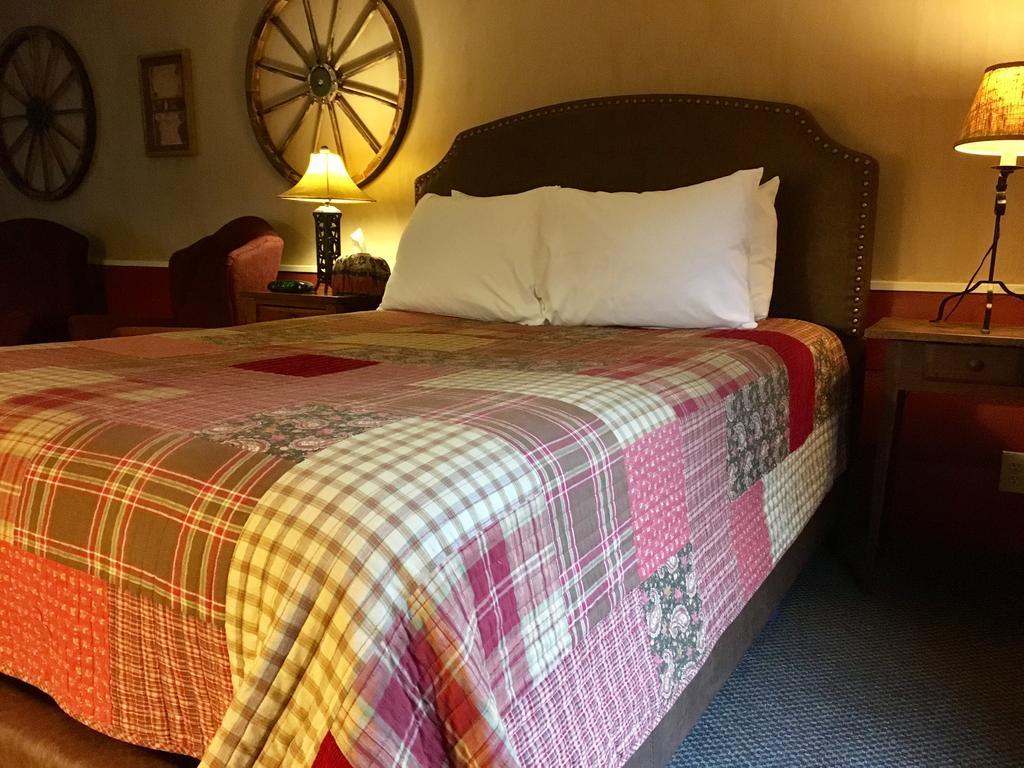 Munro House Bed And Breakfast Jonesville Экстерьер фото