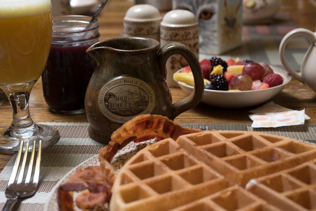 Munro House Bed And Breakfast Jonesville Экстерьер фото